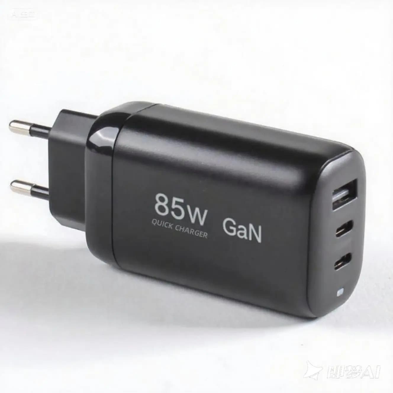 Un système de charge super rapide à trois ports avec une puissance totale de 85 W, adapté aux ordinateurs portables, téléphones mobiles et