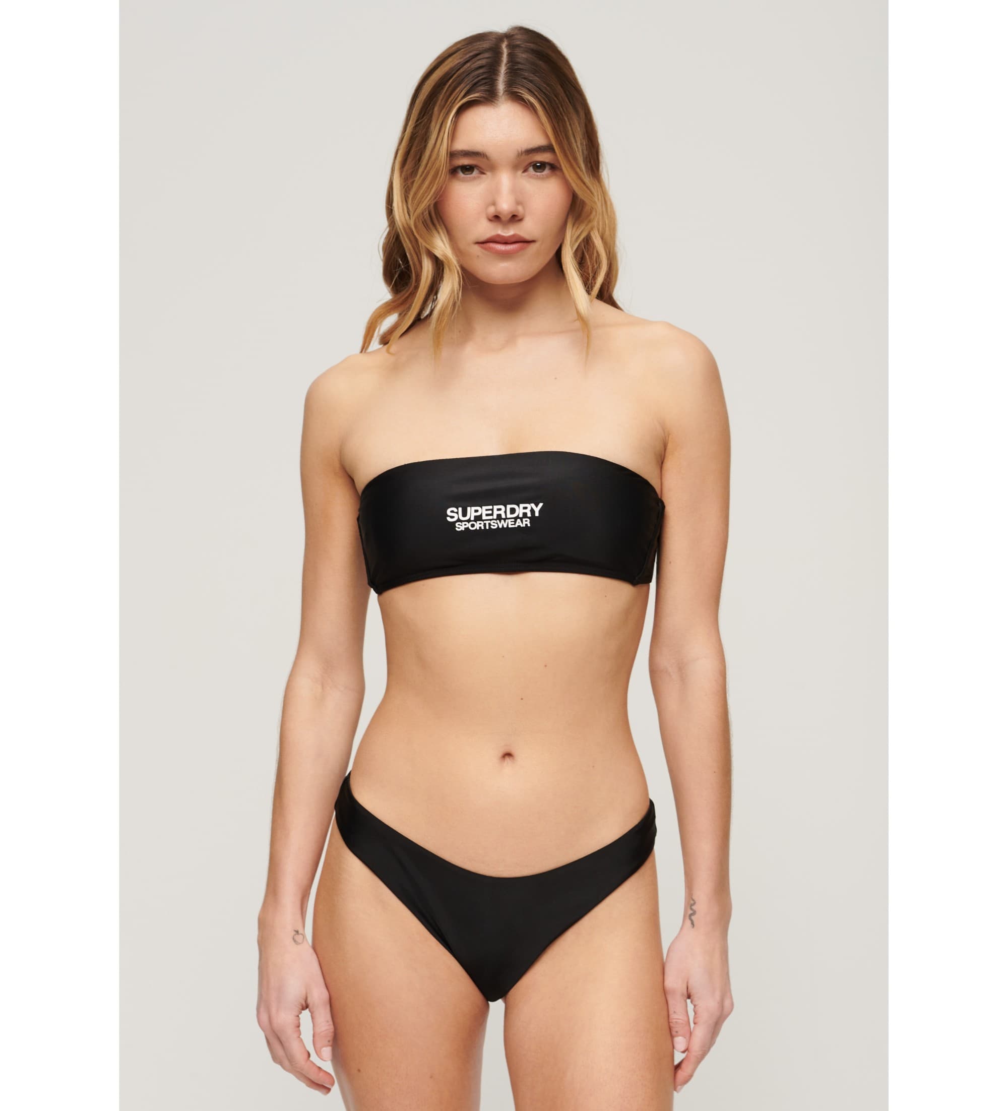 Superdry für Damen. W3010388A Bandeau-Bikinioberteil mit Logo schwarz (S), Strandbekleidung, Recyceltes Polyester, Nachhaltig